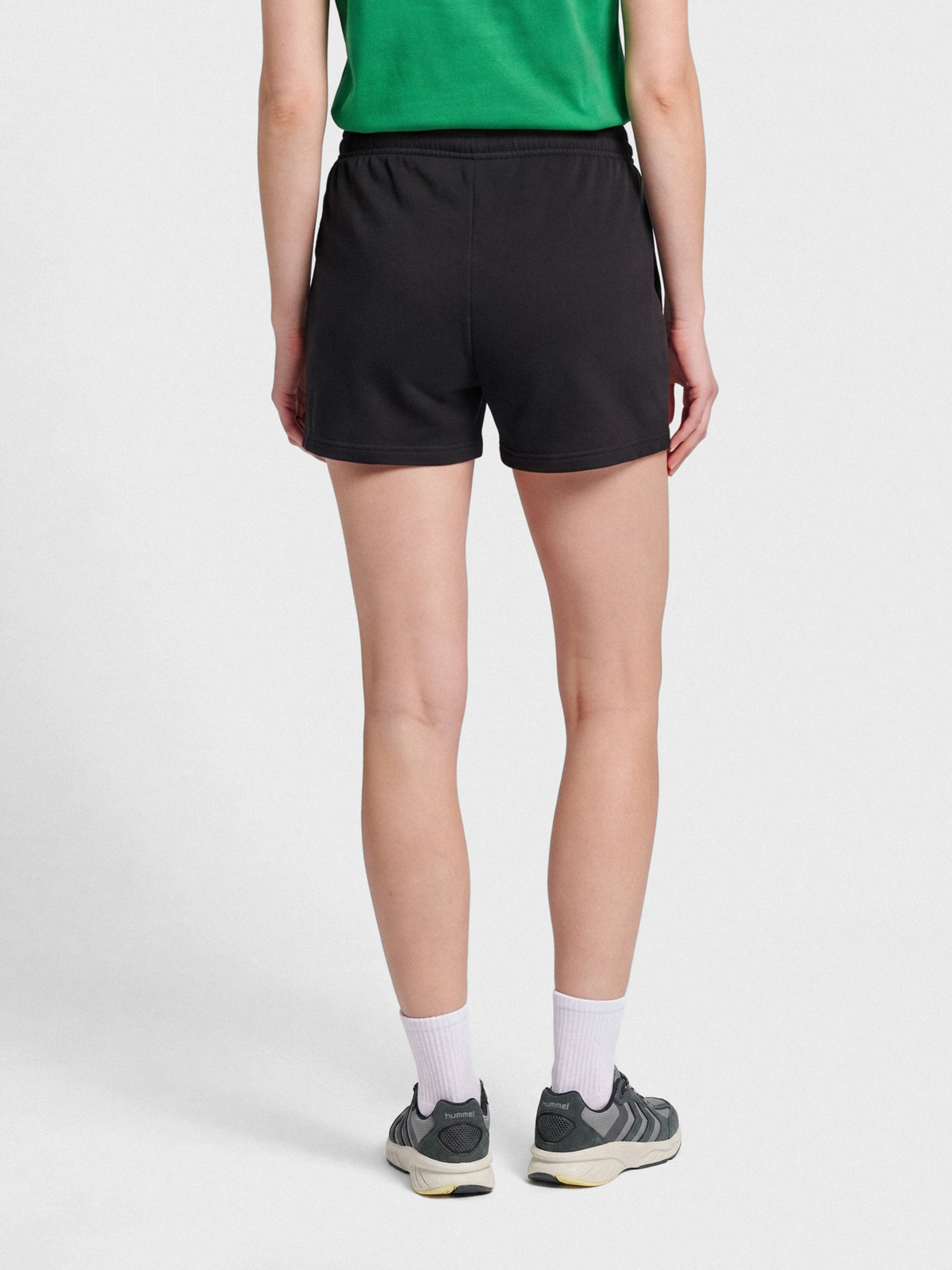hmlRED BASIC SWEAT SHORTS WOMAN